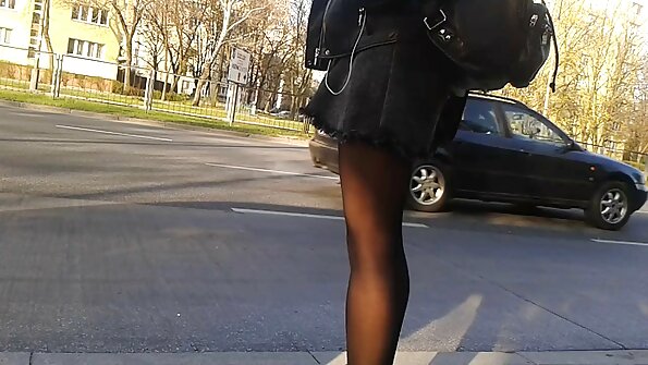 Uma garota negra com uma bunda gostosa está sentada em cima de um grande eixo o melhor do filme pornô brasileiro