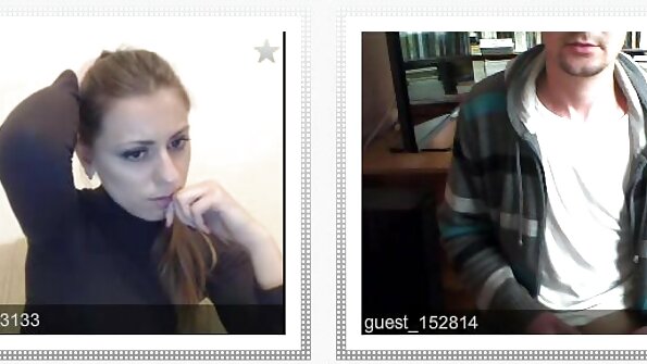 Loira com peitinhos fica com a bucetinha molhada esticada só os melhores vídeos pornô da maneira certa