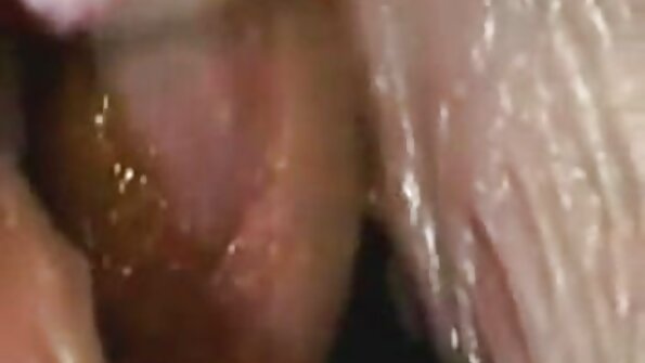 Uma morena com uma mente pervertida está ficando dura em um ménage à trois melhor site de videos pornos