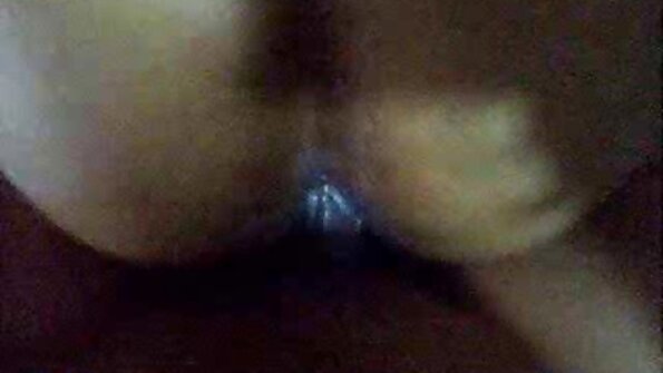 Uma coisa peituda que adora pau fica na roupa vídeo de pornô novos dela enquanto ela chupa