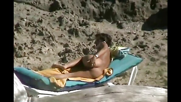 Uma garota com um corpo magro sexy está tendo sua melhor vídeo pornô brasileiro boceta bem penetrada