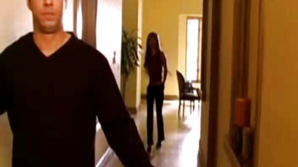 Uma o melhor vídeo pornô do mundo cadela de cabelos negros está dando uma chupada em um cara
