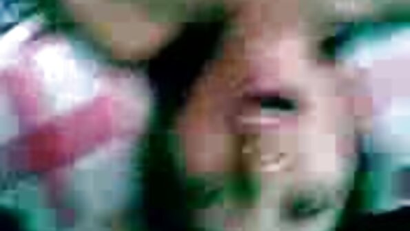 Uma morena magra em melhor video sexo suas meias rosa está dando uma chupada