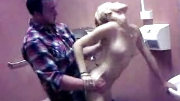 Uma vagabunda com um melhores vídeos de pornô 2020 rosto bonito está dando um boquete como uma profissional