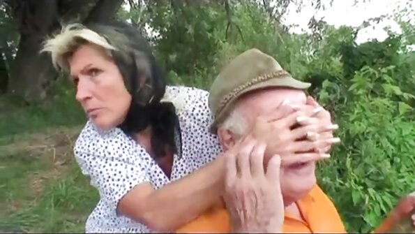Uma garota negra que adora meninos brancos está sentindo sêmen no os melhores vídeos pono rosto