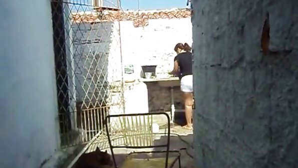 Uma loira com linhas de bronzeado cuida incrivelmente porno hd melhor da buceta molhada