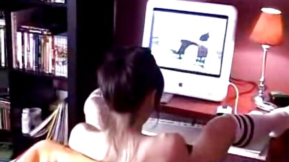 Uma os melhores vídeos pornográfico garota que tem peitos grandes e falsos consegue um pau na sua bucetinha suculenta