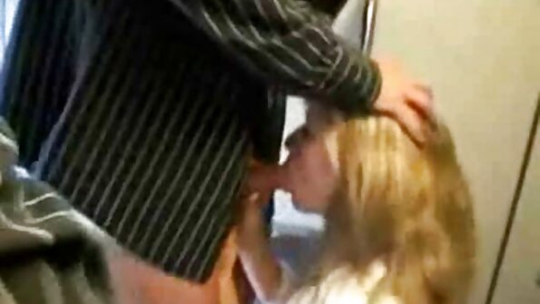 Uma adolescente penetra sua boceta molhada com seu vibrador nas o melhor do porno caseiro telhas