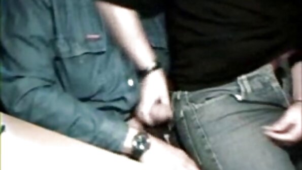 Uma mulher com melhores videos caseiro tatuagens está sendo penetrada analmente estilo cachorrinho
