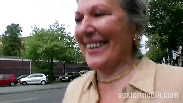 Mulher loira com uma bunda sexy sendo fodida anal na frente da câmera melhor video de sexo