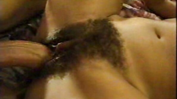 Uma loira está tendo uma dupla penetração em o melhor do porno anal um trio quente e excêntrico