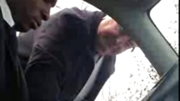 Uma loira com seios melhores filme pornô do mundo grandes está de lado e sua boceta está destruída