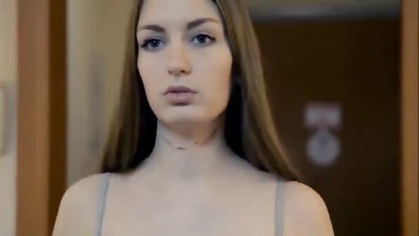 Uma morena de bunda gostosa está dando melhores videos de sexo brasileiro chupada no amante