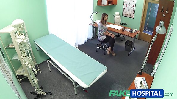 Uma doce loira com seios incríveis sendo apalpada e quero os melhores vídeos pornô acariciada