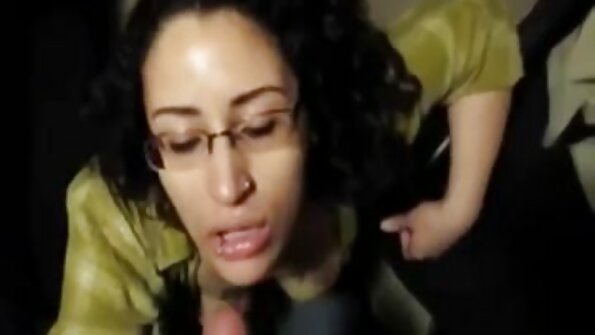 Uma mulher os melhores videos prono com uma buceta peluda está se curvando e ela está sendo fodida