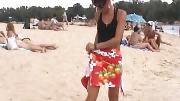 Homem melhor vídeo pornô brasileiro de negócios organiza um trio de fetiche de clube com vadias asiáticas