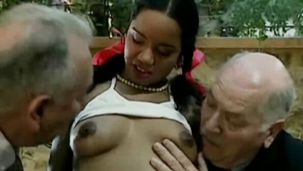 Uma loira o melhor do pono de bunda grande que tem peitos grandes está recebendo gozada em sua boceta rosa