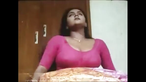 Uma garota negra está de cabeça para baixo e ela é fodida por vídeos nacionais pornô um cara careca