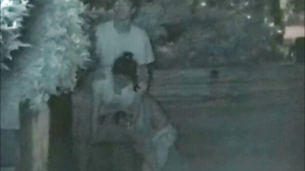 Uma mulher negra está colocando a boca quero ver os melhores vídeos de pornô e os lábios da buceta em um pau grande