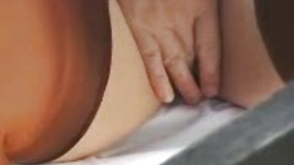 Uma loira os melhores videos pornos do mundo com uma bucetinha sexy é fodida profundamente por seu amante ávido