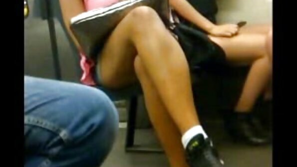 Uma garota peituda com melhor porno caseiro uma bunda grande está sendo enfiada na bunda e na buceta