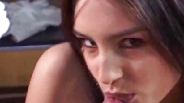Um cara faz uma massagem quente em sua mulher ver os melhores videos porno gratis e ele transa com ela