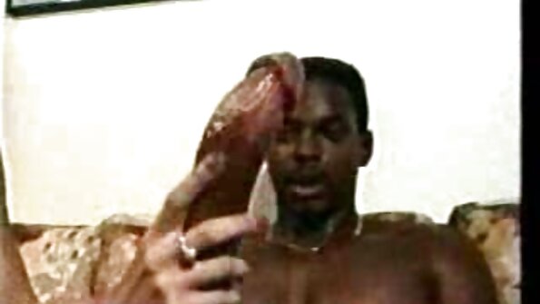 Um milf com peitos grandes está chupando um pau os melhores vídeos de pornô caseiro preto com a boca