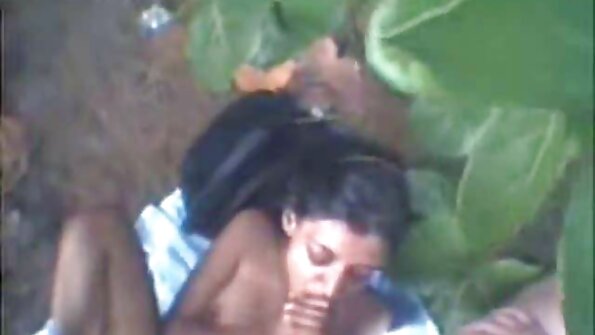 Uma loira com uma barriga e bunda firmes está sentada em cima os melhores porno caseiro de um pau