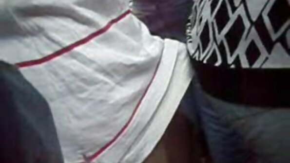 Uma garota que tem uma bela bunda redonda está abrindo a os melhores porno anal buceta