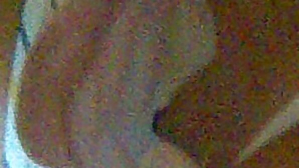 Uma milf curvilínea está levando um tapa na bunda grande em um ménage só os melhores vídeos pornô à trois