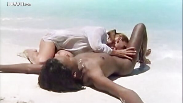Uma senhora de cabelos escuros filme de pornô só as melhores está sendo profundamente penetrada por um palhaço