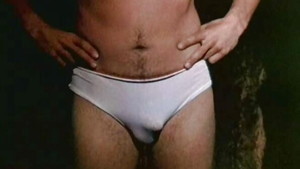 Um cara está injetando sêmen dentro de uma morena gostosa nos lençóis da melhor porno brasileira cama