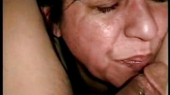 Uma milf que adora homens jovens tem sua boceta molhada penetrada na o melhor video porno do mundo cama