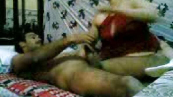 Uma vagabunda doce com uma boceta raspada os melhores sites de vídeo pornô está enfiando um vibrador na buceta