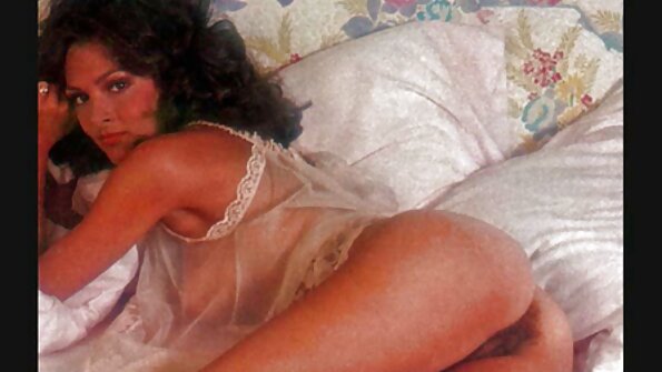 Uma cadela grande está sendo fodida analmente os melhores vídeos pornô das novinhas na roupa de cama branca