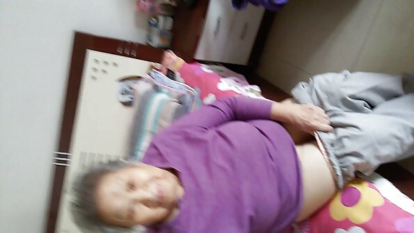 Uma bimbo com melhor video de sexo amador um rosto bonito e buceta lambendo um grande brinquedo