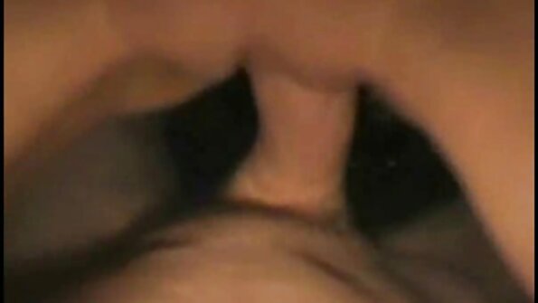 Uma loira coloca os lábios em volta de um grande os melhore porno pau para lambê-lo muito