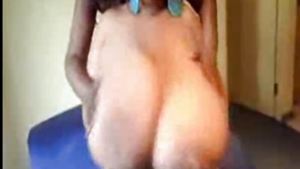 Uma loira que tem uma bunda linda está recebendo a mão o melhor vídeo de pornô na bucetinha molhada