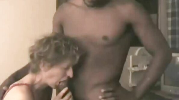 Uma morena com tranças está sentindo os melhores vídeo pornô das brasileirinhas uma cobra carnuda na buceta