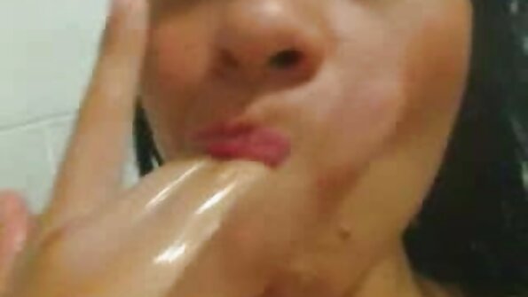 Uma ruiva que os melhores filme pornô brasileiro tem peitos pequenos está recebendo um pau na boceta