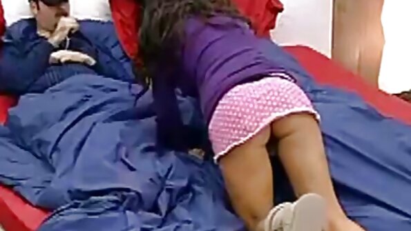 Um bebê com uma bunda magra está sentado em um grande vídeo pornô os melhores vídeos pornô galo na mesa