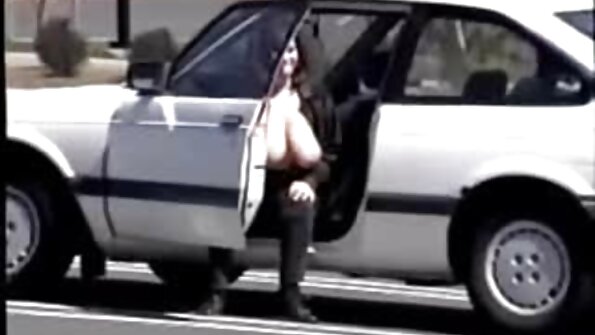 Uma garota os melhores vídeo pornô das brasileirinhas negra que adora galo branco está sentada em uma enquanto na cama