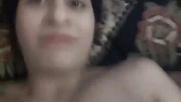Uma loira que adora fuder a bucetinha se atira no melhores vídeos pornô sofá