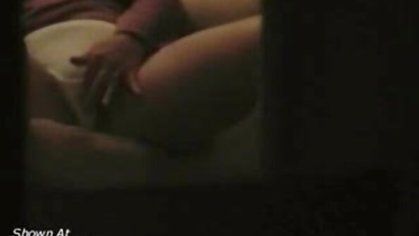 Uma morena com seios grandes incríveis é penetrada por sua amante melhores vídeos de pornografia loira