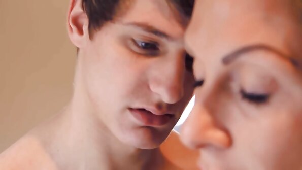 Uma vídeos nacionais pornô adolescente latina que adora andar de pau está fodendo depois de seu turno