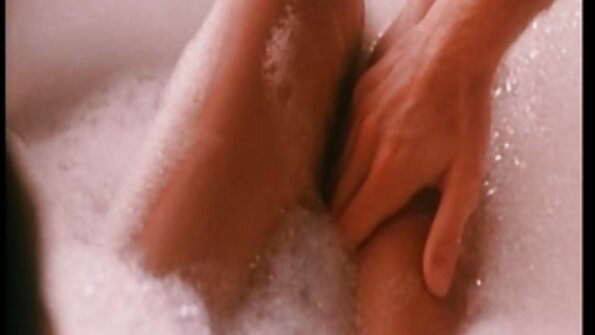 Uma cadela com os melhores do porno cabelo encaracolado mostra seu amor por um pau chupando-o
