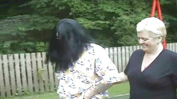 Uma atrevida de cabelos negros que tem pernas longas dá um pé no pé de os melhores vídeos de pornografia seu amante