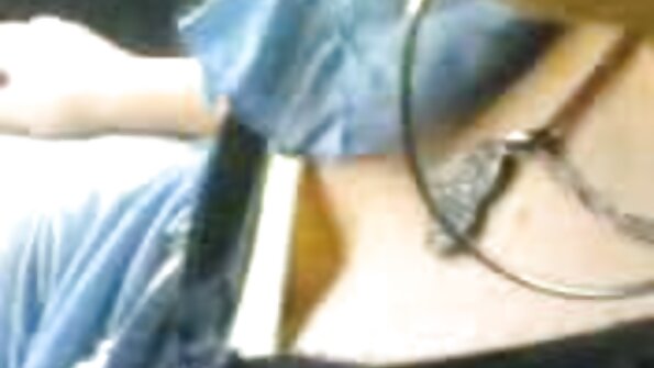 Uma site de videos eroticos loira com um belo par de seios está fodendo sua boceta