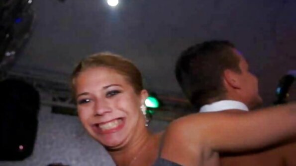 Uma morena está fazendo uma cirurgia facial enquanto se apresenta em um trio só os melhores vídeos pornô excêntrico