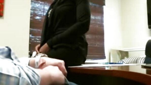 Uma morena que tem video porno as melhores uma bunda bonita está dando um footsie em um cara